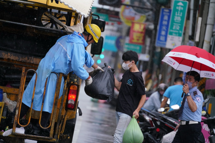 清潔隊員檢查情形