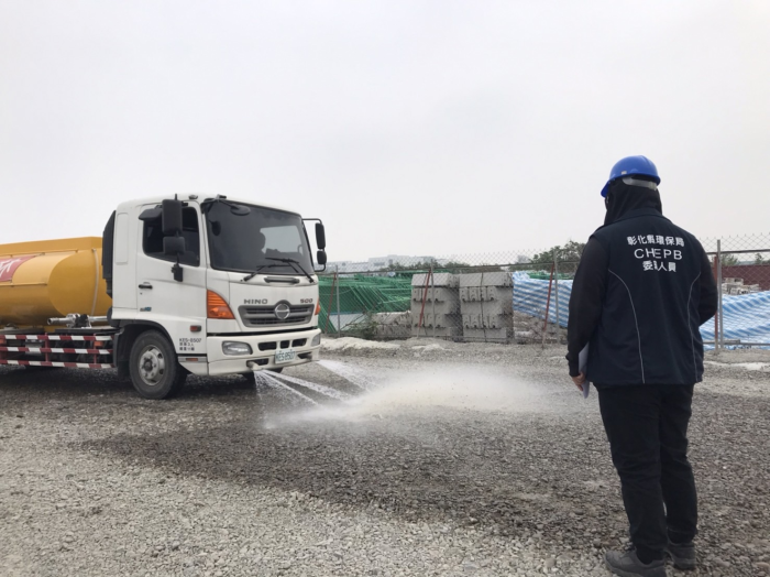 營建工地工區周界出動水車灑水抑制揚塵