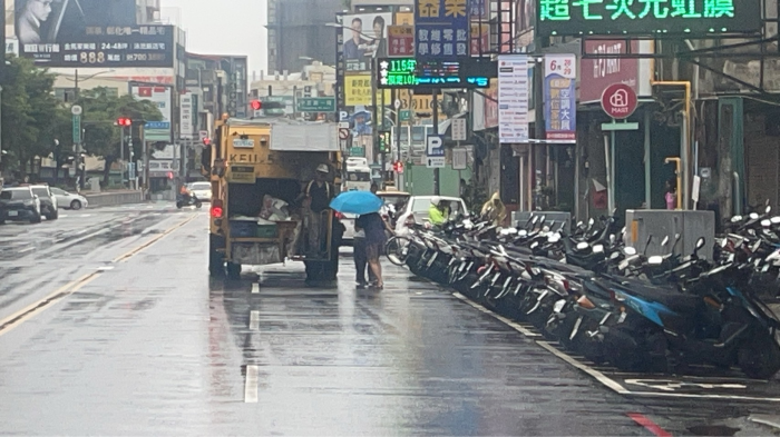 彰化縣公所清潔隊雨中收運-1