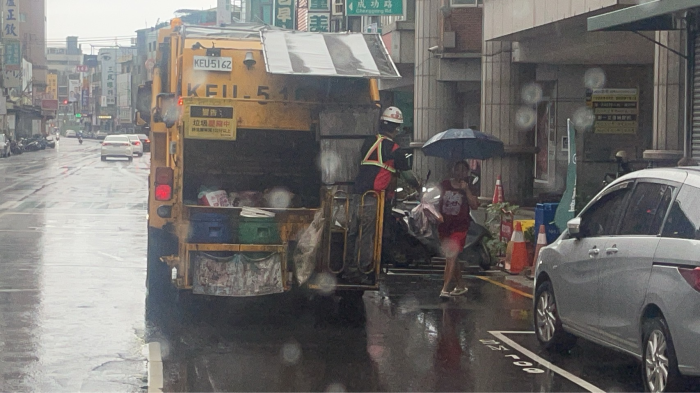 彰化縣公所清潔隊雨中收運-2