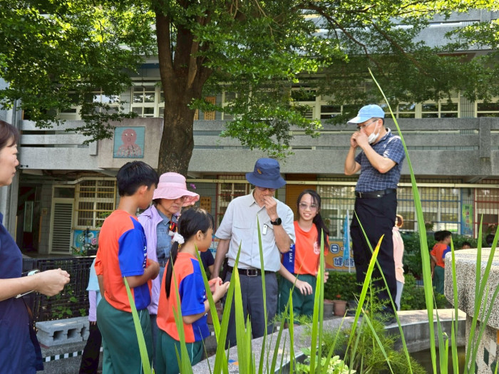 學童向委員介紹水生植物