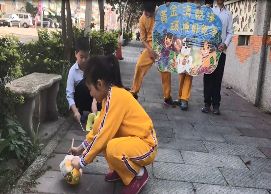 走出教室協助社區減廢回收(平和國小)