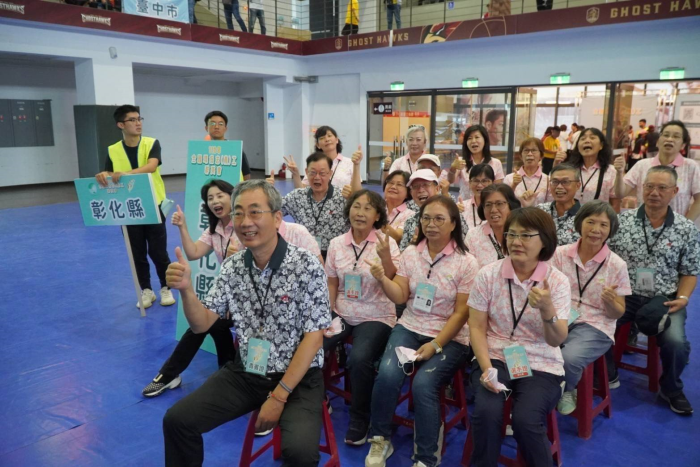 環保局長江培根為參賽志工加油打氣，側面照