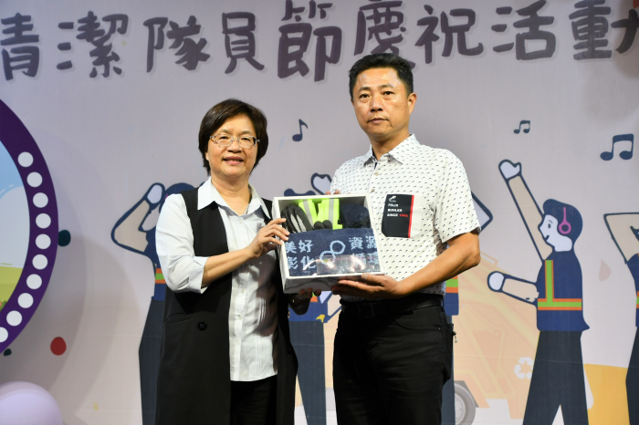 08致贈清潔隊員防護手套