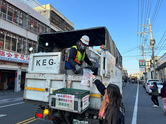 純玻璃、塑膠、單一材質的化妝品容器丟入資收車