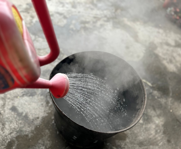 燒完的紙錢灰燼用水淋濕成混稠狀