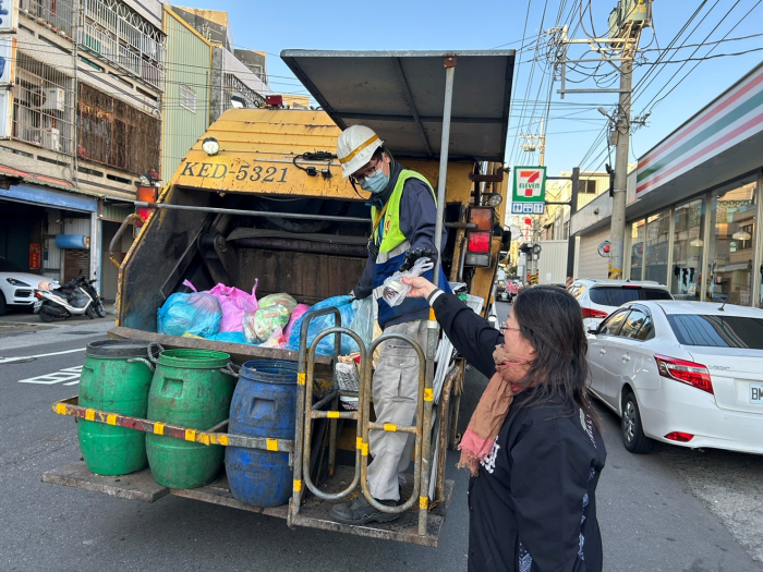 水晶玻璃類、複合式材質打包丟入垃圾車