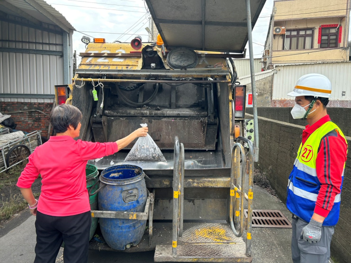 燒完的紙錢打包丟入垃圾車