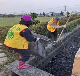社區志工協助清理水溝