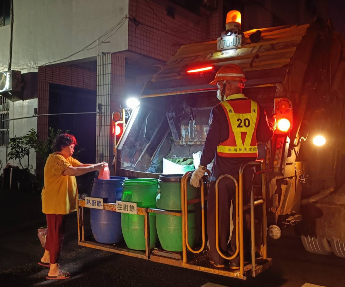永靖鄉公所清潔隊垃圾收運照片-夜間