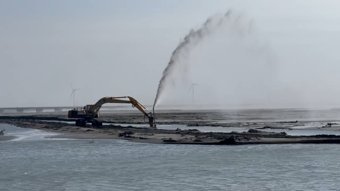 水利署第四河川分署，開啟裸露灘地的水線、並運用灑水車、高揚程泵浦等機具，增加裸露灘地含水率，抑制揚塵產生。