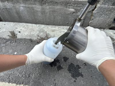 環保局採水作業裝瓶近照
