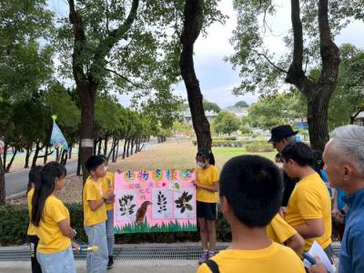 村東臺美綠旗認證-學童向委員實地介紹2