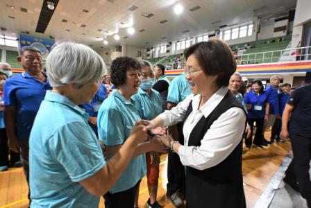 群英會縣長與長輩志工互動