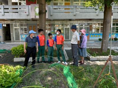 學童介紹菜園