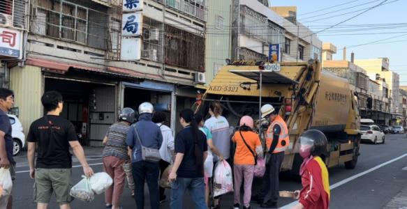 民眾排隊清運垃圾