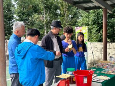 明禮國小臺美綠旗認證-學童向委員實地介紹