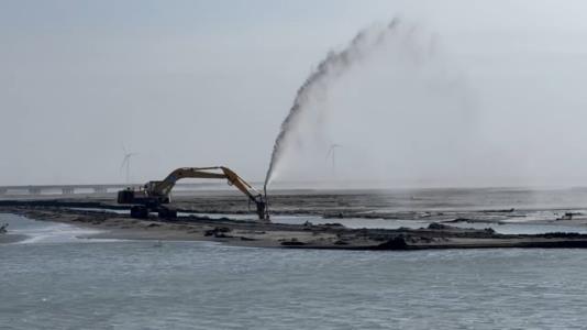 水利署第四河川分署，開啟裸露灘地的水線、並運用灑水車、高揚程泵浦等機具，增加裸露灘地含水率，抑制揚塵產生。