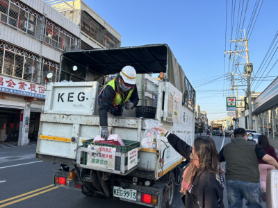 清潔隊清運照片-資收車